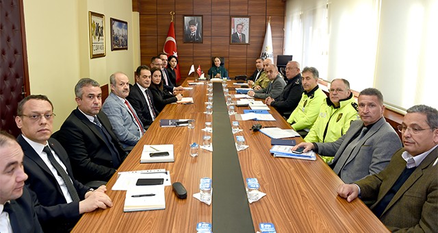 OTOBÜS KAZALARININ ÖNLENMESİNE YÖNELİK TOPLANTI VALİ FUNDA KOCABIYIK’IN BAŞKANLIĞINDA YAPILDI