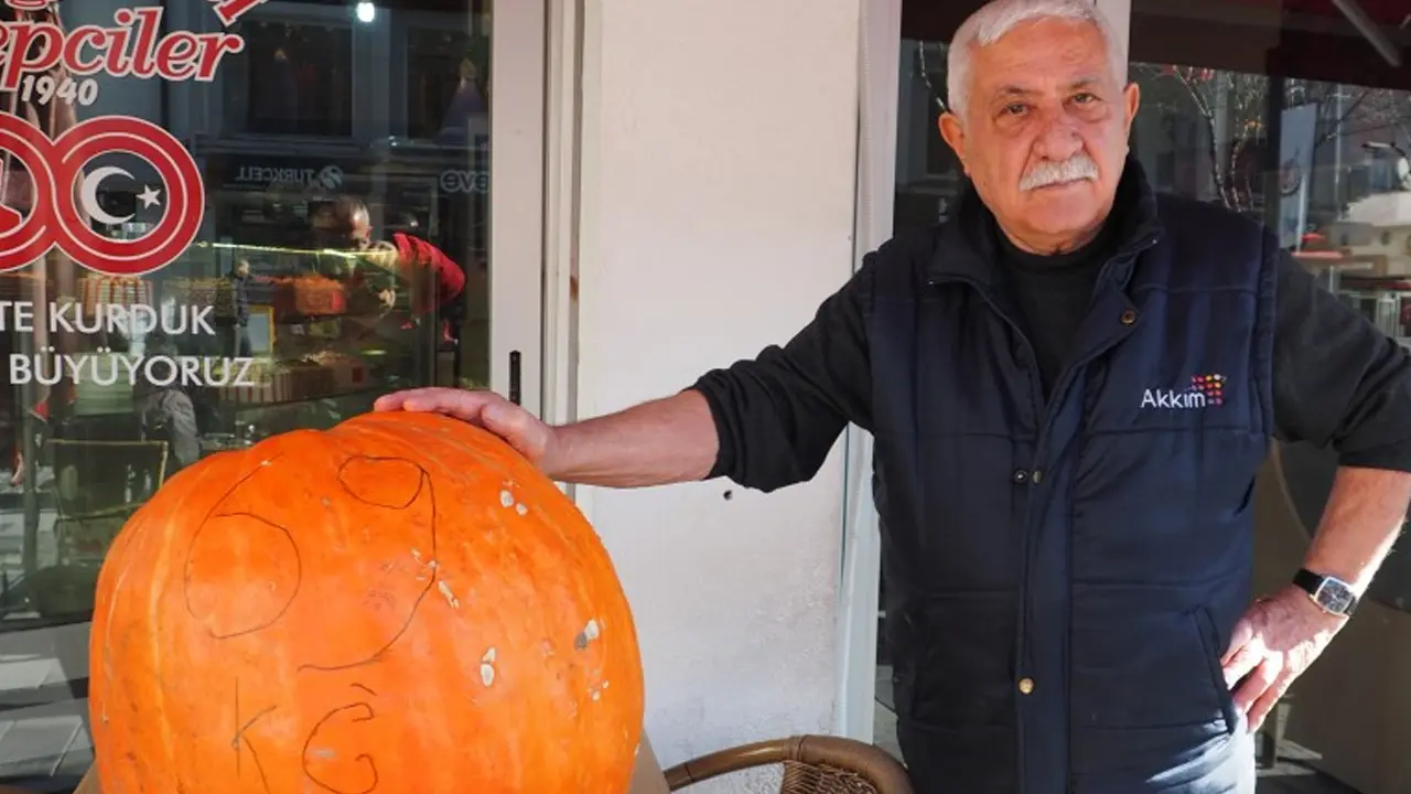 69 Kiloluk Kabağı gören hayretler içinde kalıyor