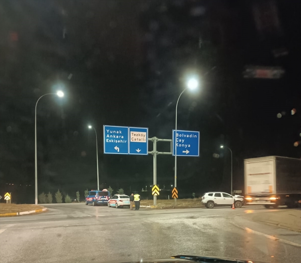 Afyonkarahisar'da tıra yandan çarpan sürücü ağır yaralandı
