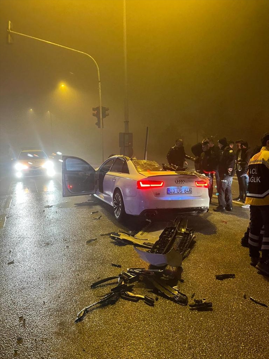 Afyonkarahisar'da kırmızı tıra çarpan otomobildeki 1 kişi öldü