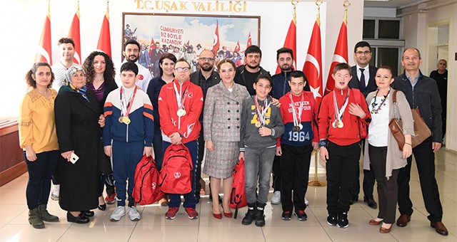 ÖZEL ŞAMPİYONLAR VALİ FUNDA KOCABIYIK’I ZİYARET ETTİ