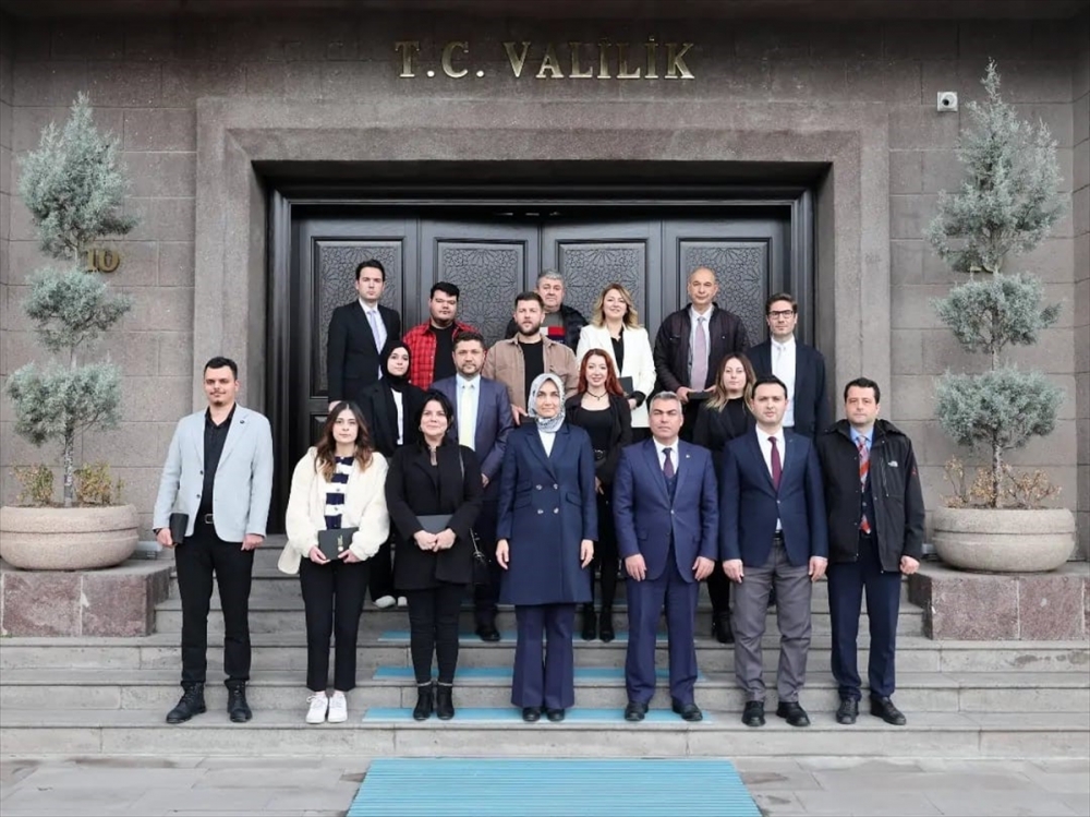 Afyonkarahisar Valisi Yiğitbaşı, basın kartları dağıttı