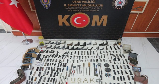 UŞAK'TA SİLAH TİCARETİ VE İHALEYE FESAT KARIŞTIRMA OPERASYONU: 13 GÖZALTI