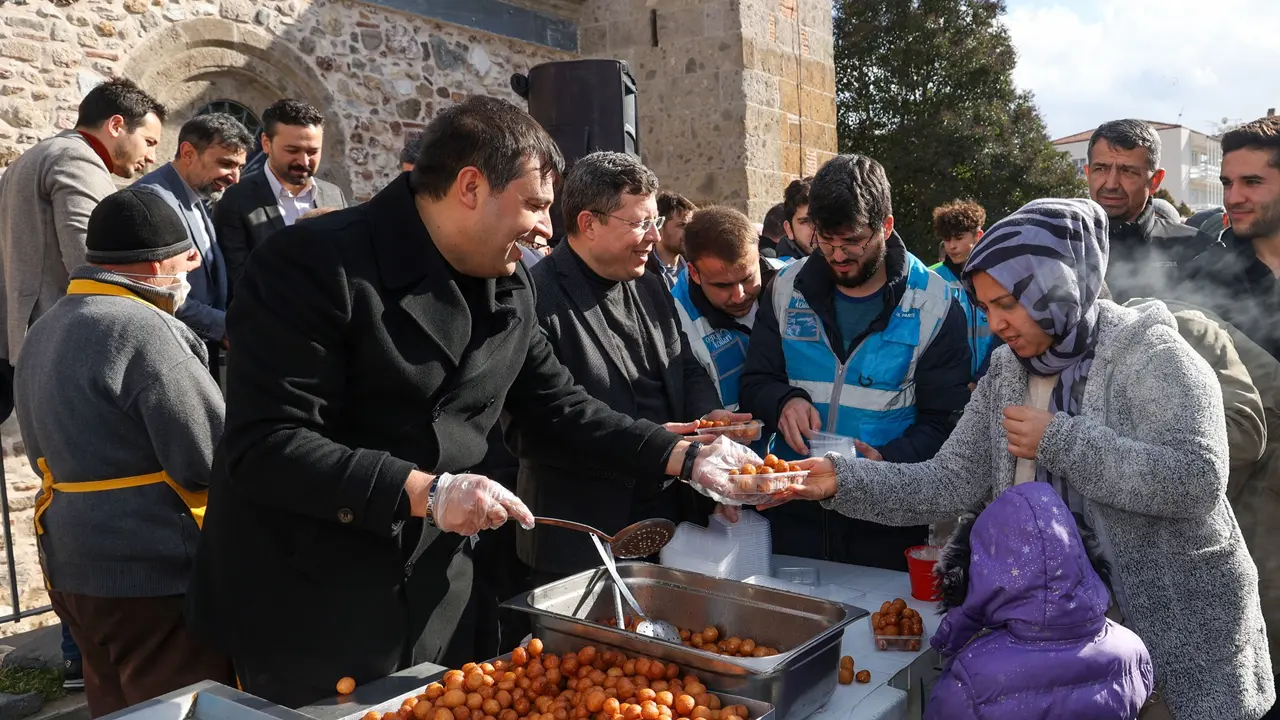 Çakın Caddede Lokma ve Karanfil Dağıttı