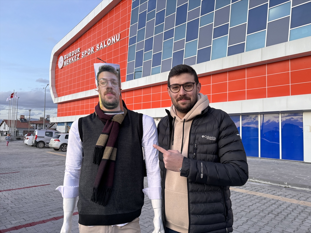 Maça çıkamayan basketbol antrenörü yerine cansız mankenini gönderdi