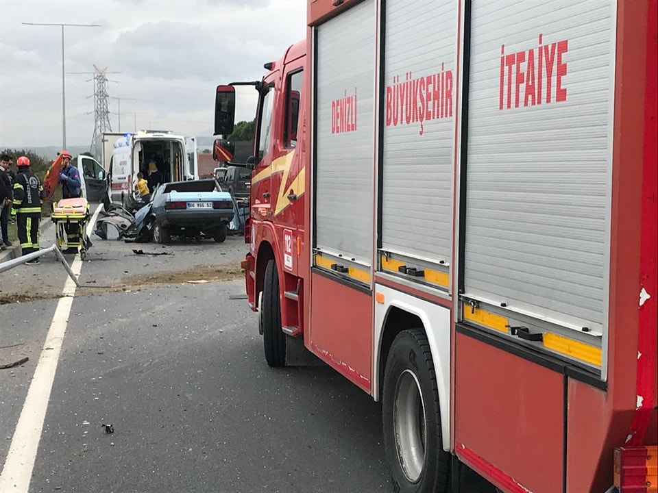 Denizli'de aydınlatma direğine çarptı. 3 kişi yaralandı