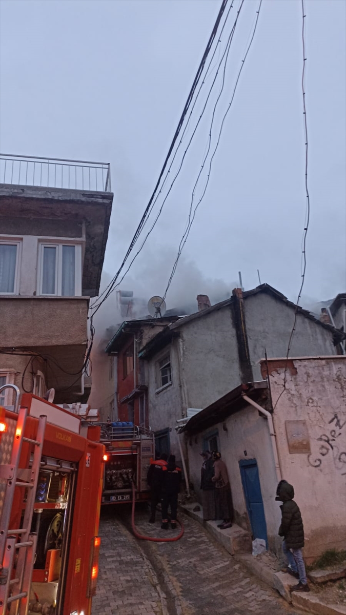 Afyonkarahisar'da iki katlı binanın çatısında çıkan yangın çıktı