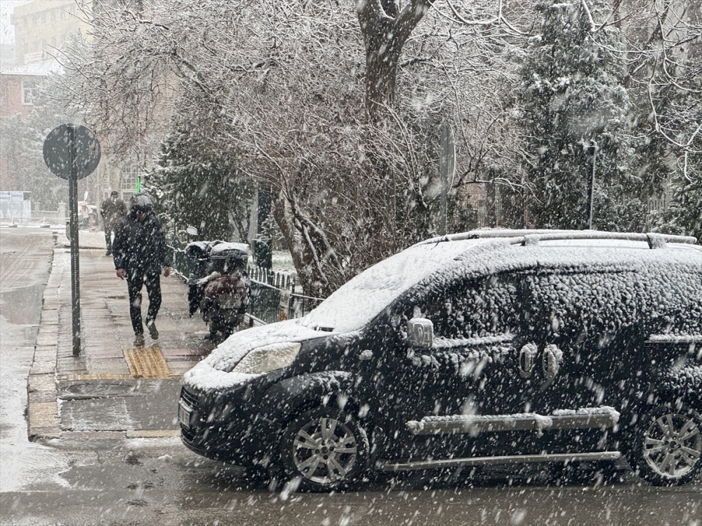 Afyonkarahisar'da kar etkili oluyor