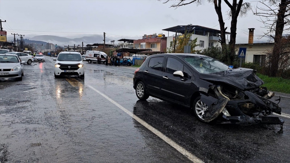 Aydın'da 3 kişinin yaralandığı kaza anları kameraya yansıdı