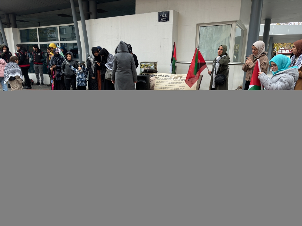 İzmir'de İsrail'in saldırılarında ölen Filistinlileri temsilen ayakkabı bırakıldı
