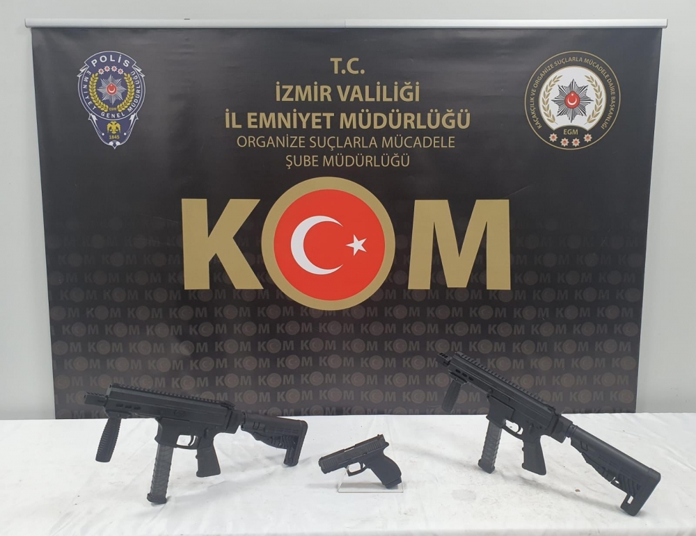 İzmir'de yasa dışı silah ticareti yaptığı öne sürülen 2 şüpheli tutuklandı