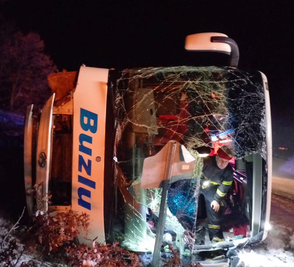 Gediz'de Otobüs Devrildi: 18 Yaralı