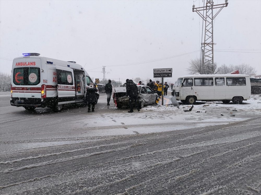 Afyon'da Kar Kaza Getirdi: 5 Yaralı