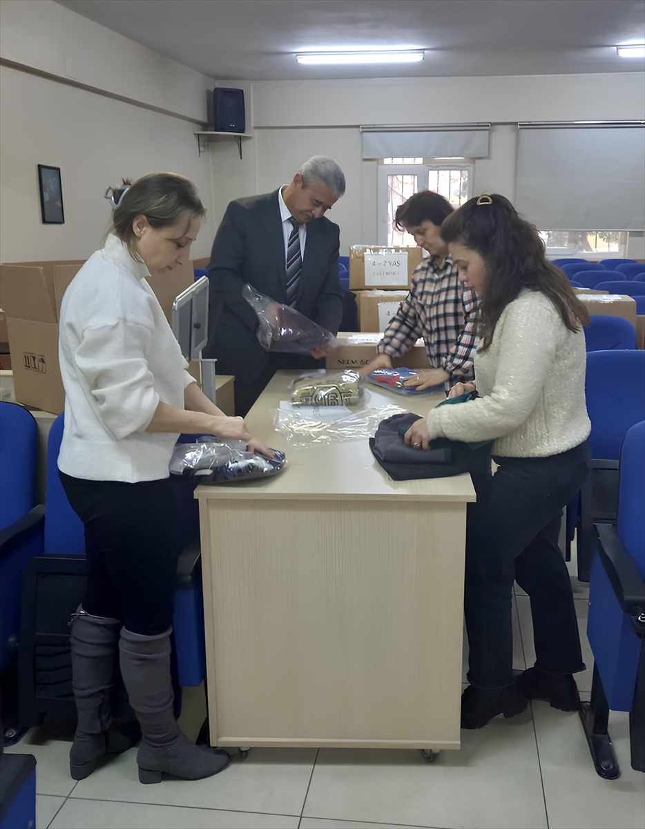 Akhisar'da Filistinli çocuklar için mont ve eşofman dikiliyor