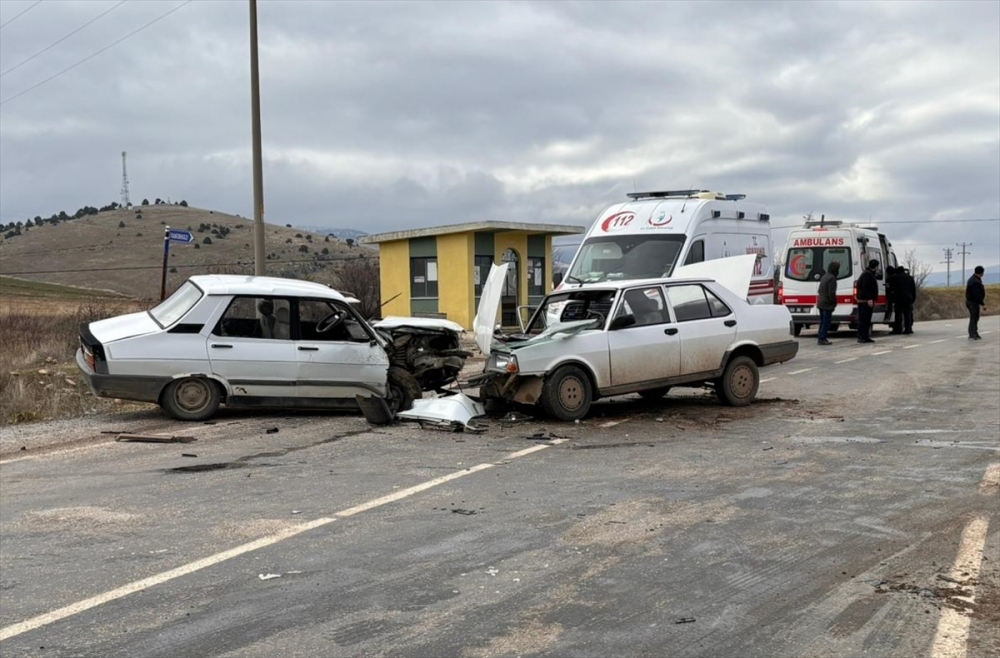 Afyonkarahisar'da trafik kazasında 3'ü çocuk 10 kişi yaralandı