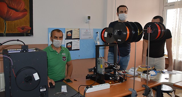 UŞAK'TA ÖĞRETMENLER SAĞLIKÇILAR İÇİN 'VİDEOLARİNGOSKOP CİHAZI' ÜRETİYOR