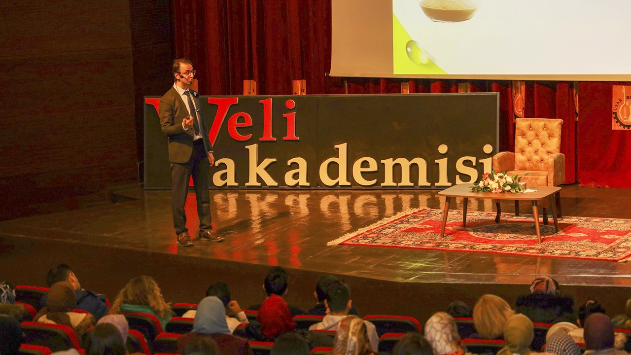 Veli Akademisinde Uşak'lı Ebeveynler Bilgilendirildi