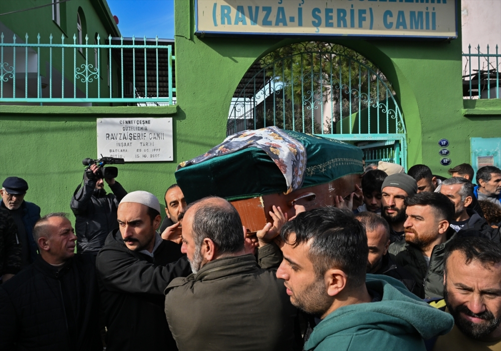 İzmir'de bıçaklanarak öldürülen 12 yaşındaki kız çocuğu defnedildi