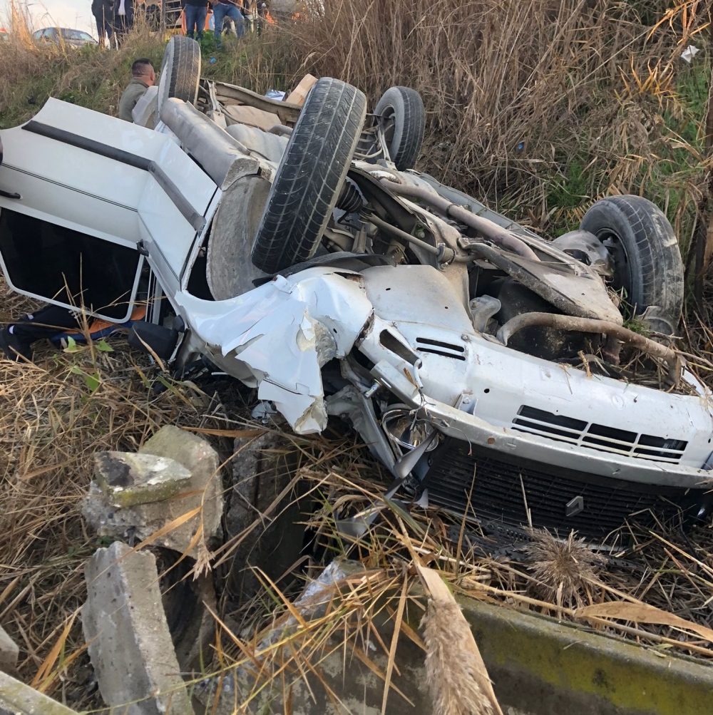 Aydın'da tarlaya devrilen otomobildeki 3 kişi yaralandı