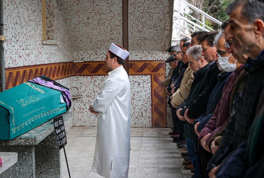 İzmir'de öldürülen 3 yaşındaki kız çocuğu ile anneannesi son yolculuklarına uğurlandı