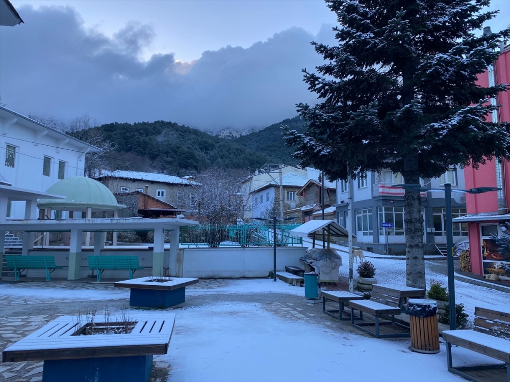 Bozdağ Mahallesi'ne yılın ilk karı yağdı