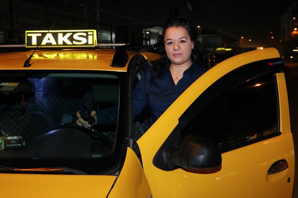 Kadın taksici, İzmir sokaklarında geceleri direksiyon sallıyor