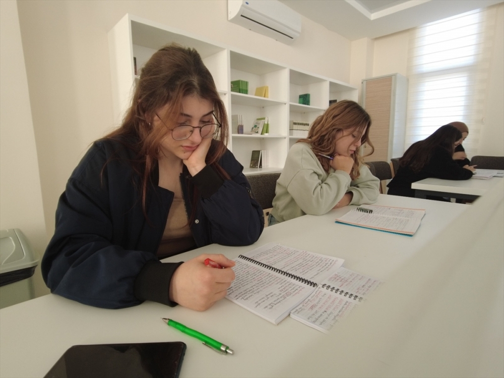 Yenipazar'da üniversite öğrencileri sınavlarına gençlik merkezinde hazırlanıyor