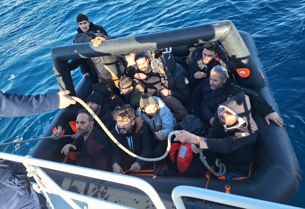 İzmir açıklarında 69 düzensiz göçmen kurtarıldı