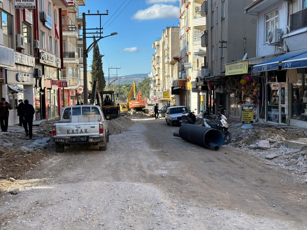 AK Parti İl Başkanı Akça'dan, yol ve altyapı çalışmalarının uzun sürmesine tepki