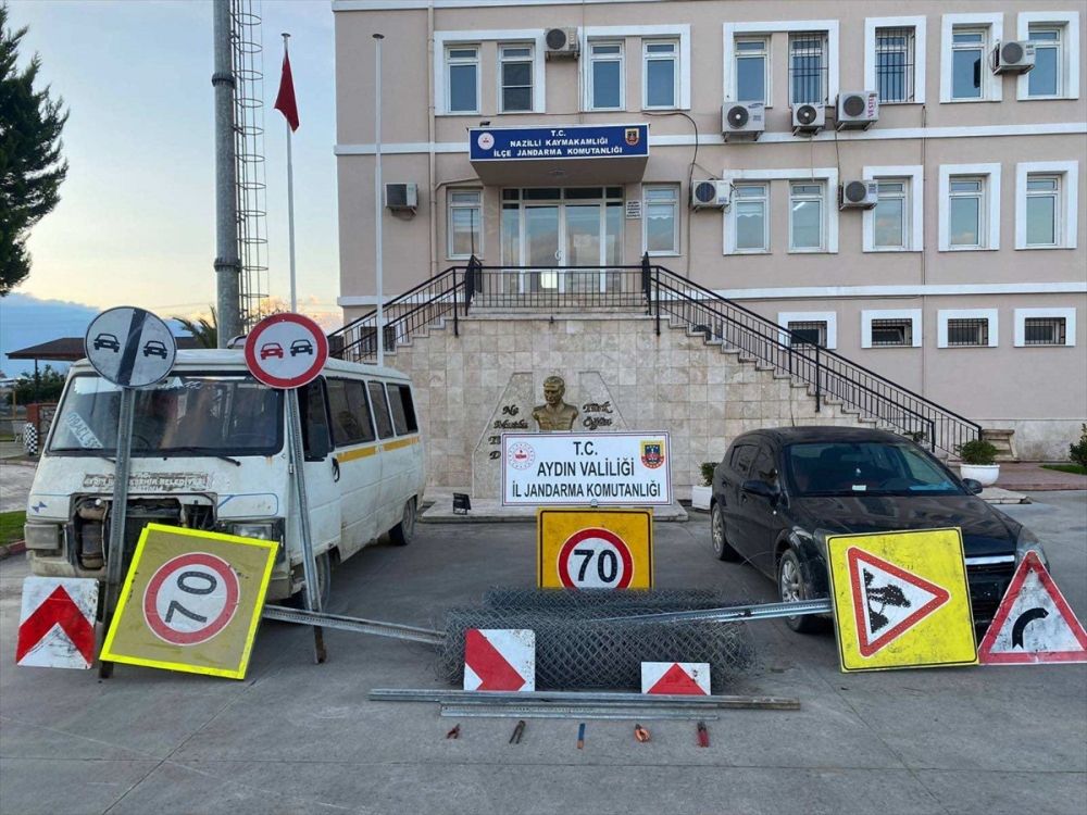 Aydın'da trafik levhası çalan 4 şüpheli yakalandı
