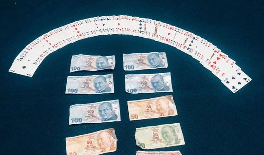 İzmir'de kumar oynarken yakalanan 13 kişiye para cezası kesildi
