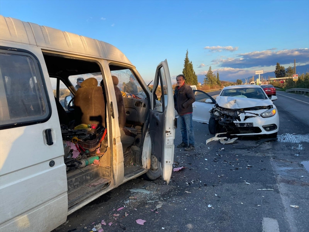 Otomobille minibüsün çarpıştığı kazada 4 kişi yaralandı