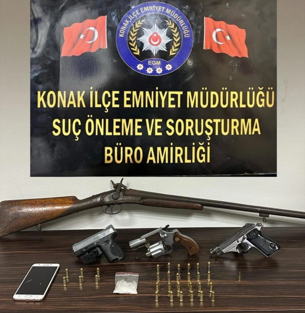 Konak'ta evinde uyuşturucu madde ve silah ele geçirilen kişi gözaltına alındı