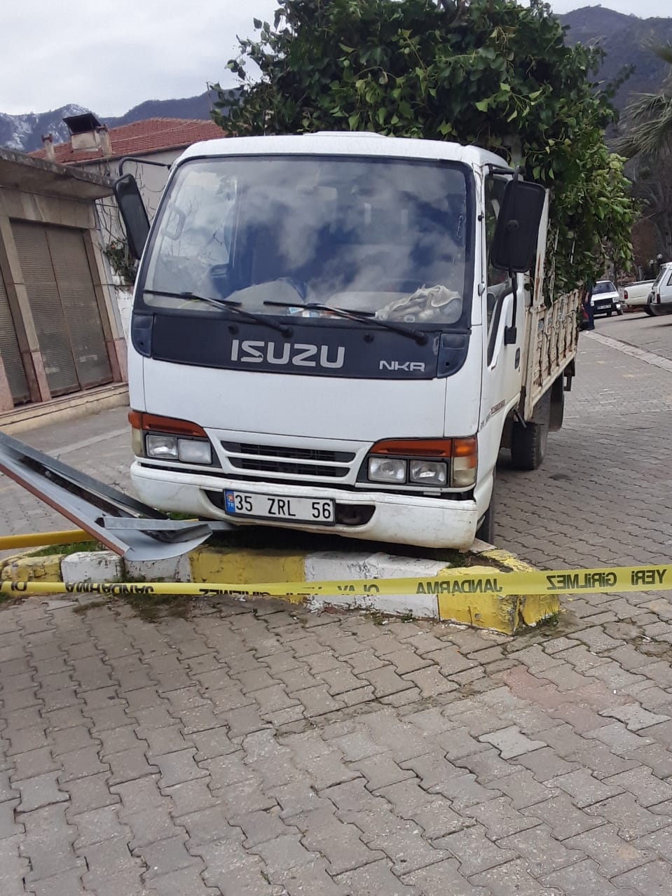 Ödemiş'te seyir halindeki kamyonetin sürücüsü kalp krizi geçirdi