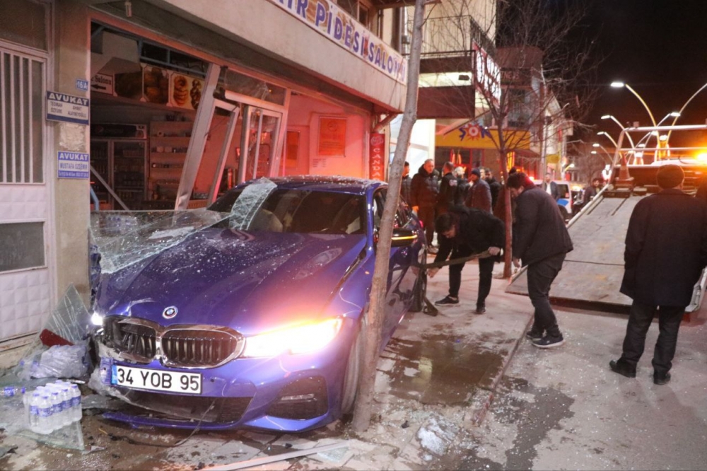 Otomobil İş yerine girdi!