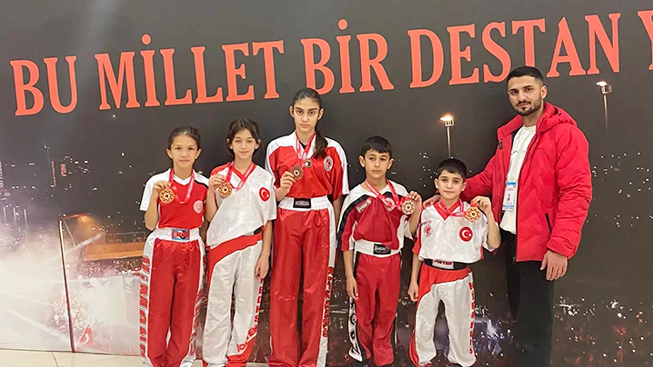 Eşme'li Sporcular Kick Boks’ta Tarih Yazdı