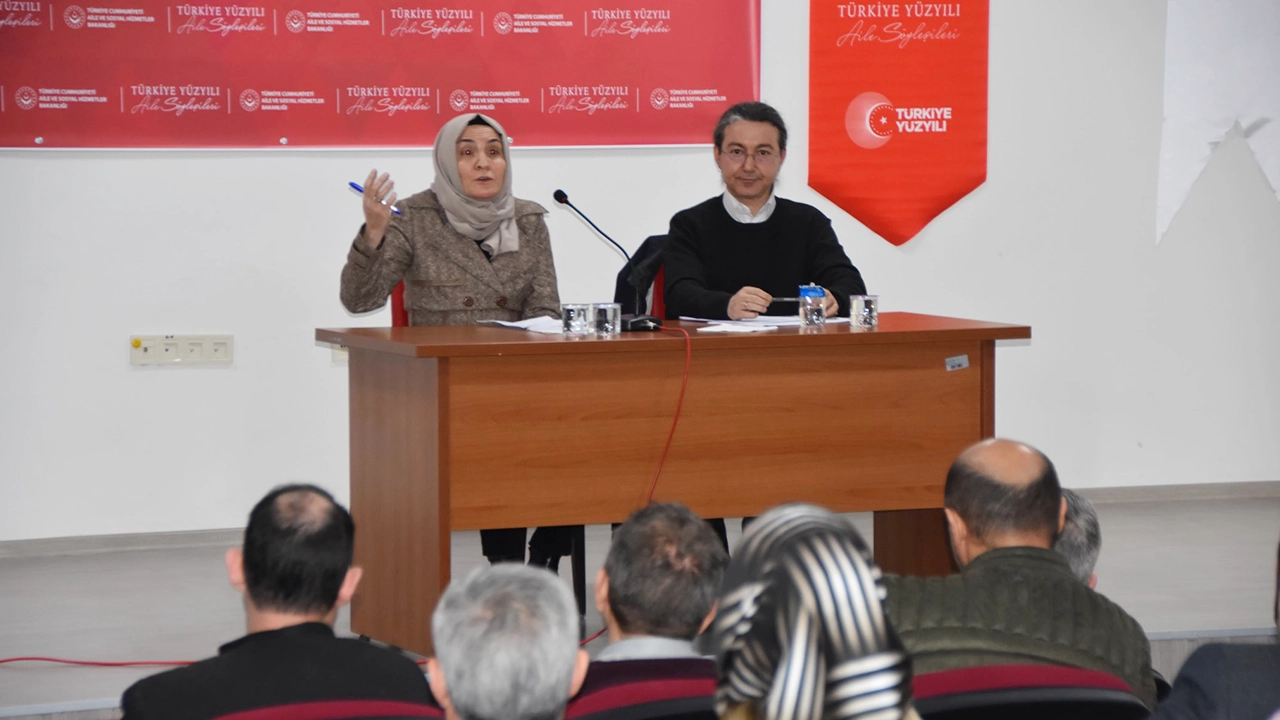Uşak Aile ve Sosyal Hizmetler Müdürlüğünde "Aile Söyleşileri" Yapıldı