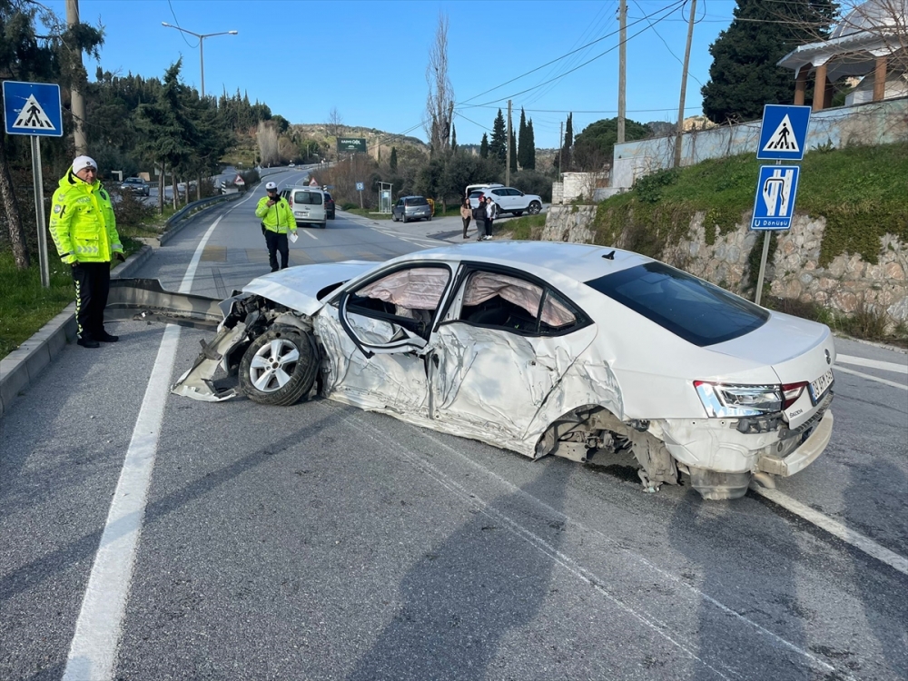 Aydın'da otomobille traktörün çarpışması sonucu 5 kişi yaralandı