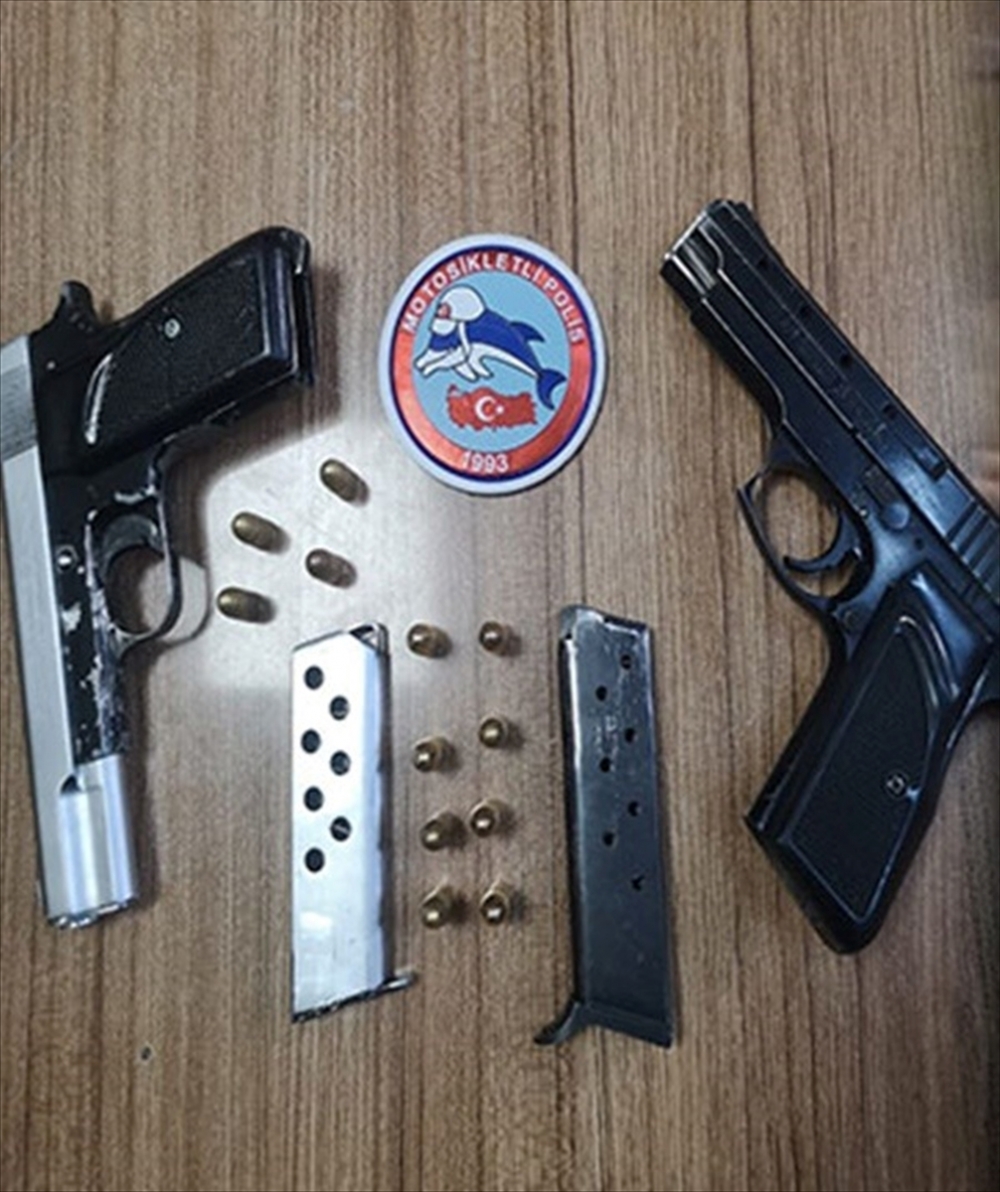 Manisa'da ruhsatsız tabancalarla yakalanan 2 kişi gözaltına alındı