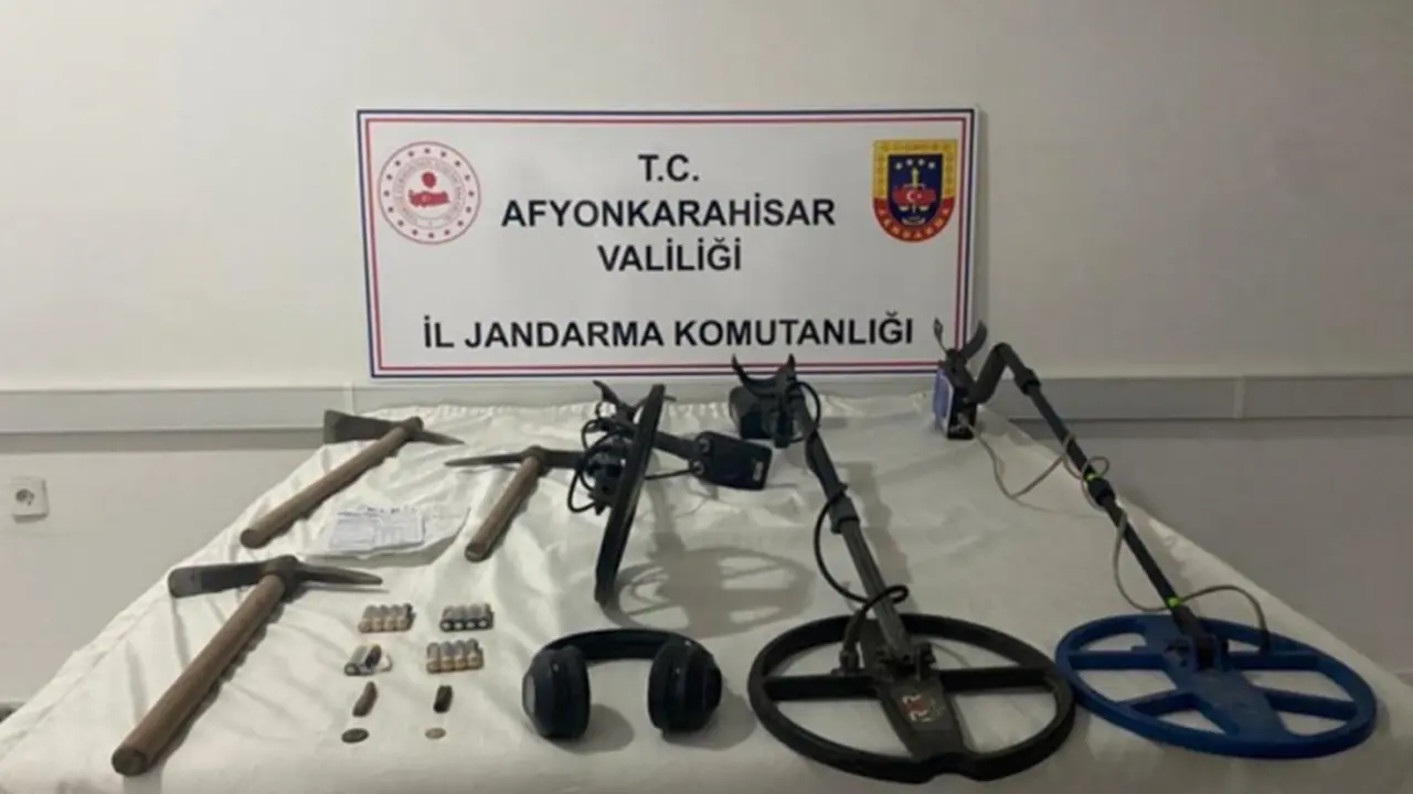 Afyonkarahisar'da tarihi eser niteliğinde 175 sikke ve 6 obje ele geçirildi