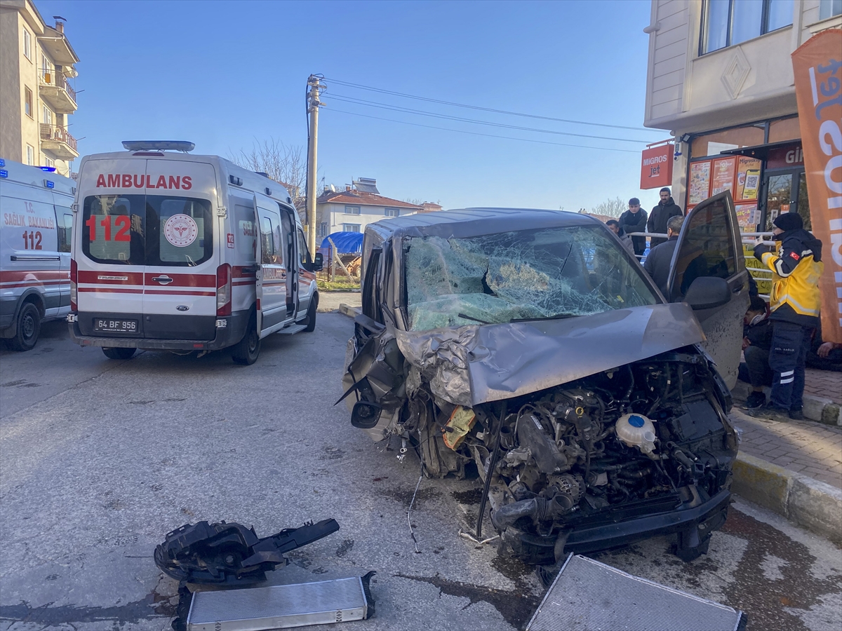 Uşak'ta Panelvan, Minibüs ve Yayaya Çarptı: 4 Yaralı