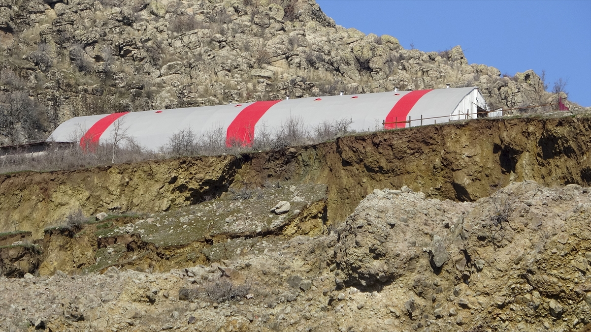 Uşak'ta Heyelan: 2 Ev Tedbir Amaçlı Tahliye Edildi