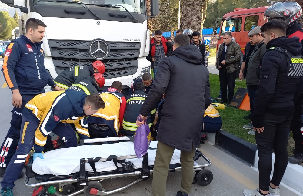 Manisa'da tırla çarpışan motosikletin sürücüsü öldü