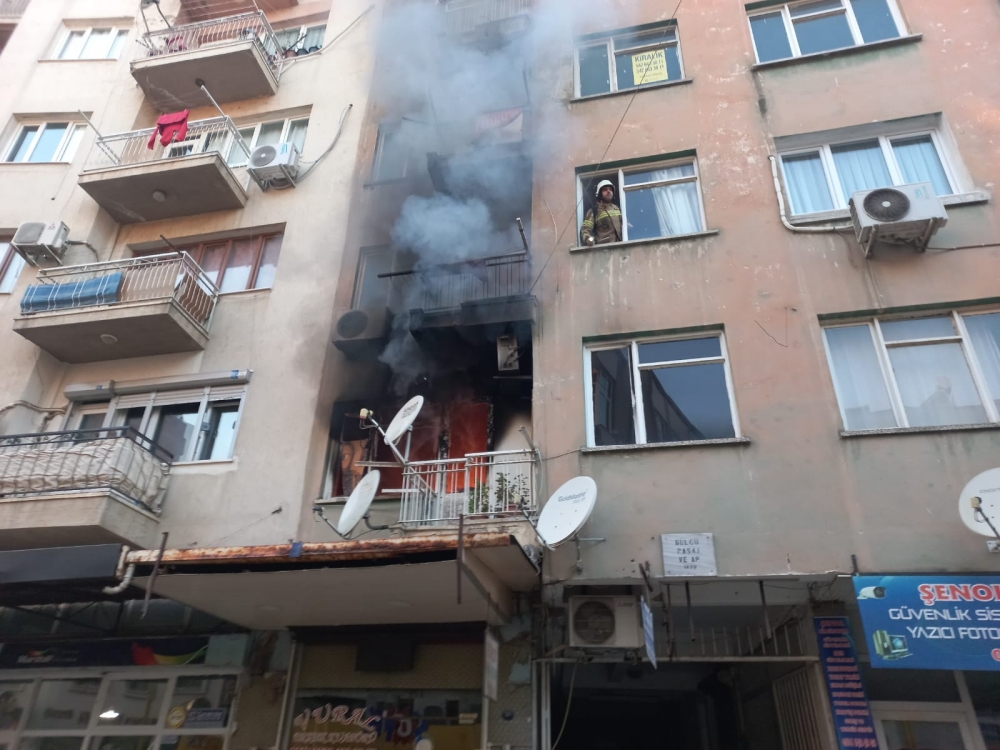 İzmir'de bir apartmanda çıkan yangında 3 kişi dumandan etkilendi