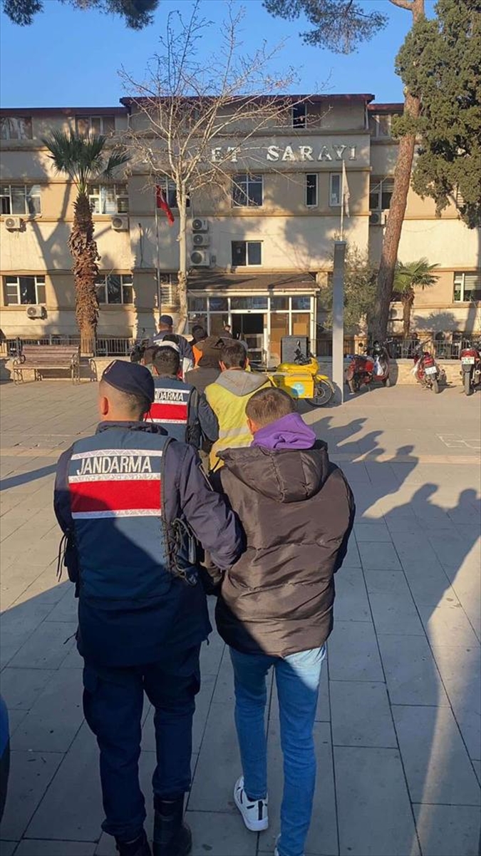Alaşehir'de şantiyeden demir çaldıkları suçlamasıyla 6 kişi yakalandı