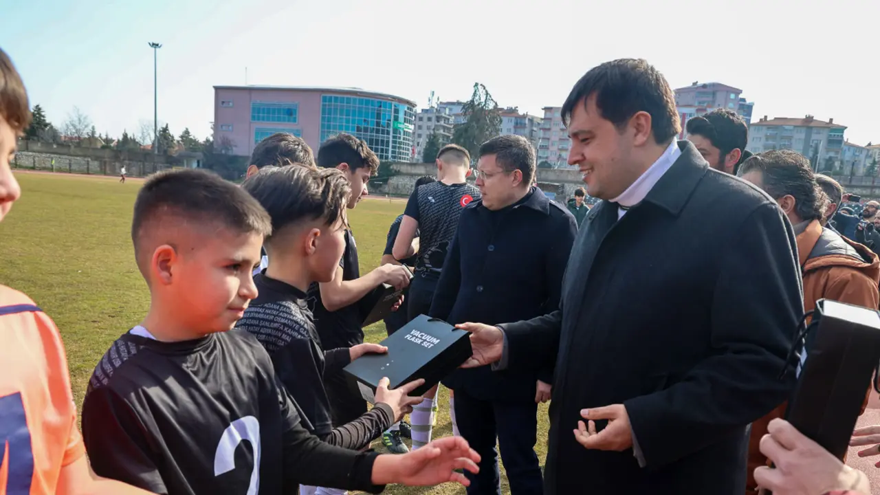 Tuğrul ve Çakın'dan Uşak U-14 Finaline Destek