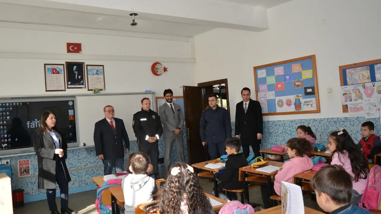 Kaymakam Çaldağı Okula Dönen Öğrencileri Yalnız Bırakmadı