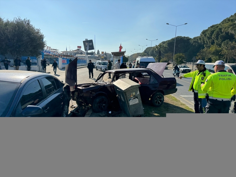 Aydın'da otomobil durakta bekleyenlere çarptı, 3 kişi yaralandı
