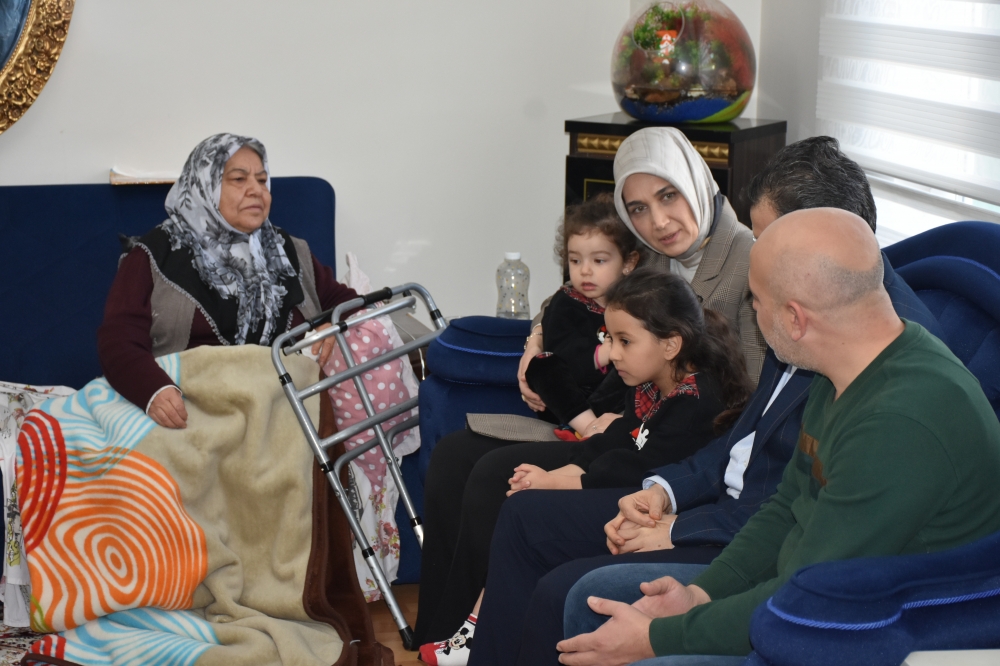 Afyonkarahisar Valisi Yiğitbaşı’ndan depremzede ailelere ziyaret