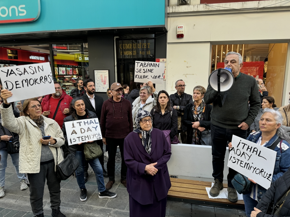 İzmir'de CHP'li bir grup, "ithal aday" protestosu yaptı
